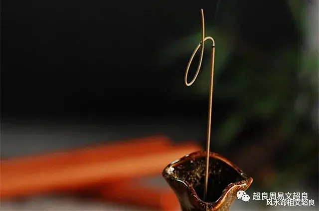 风水命相文超良 烧香时香灰不落预示着什么，现在知道还不晚！