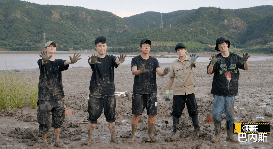 刘昊然|五哈:明明将手机扔出窗外,可刘昊然低头时却又出现,糊弄观众呢