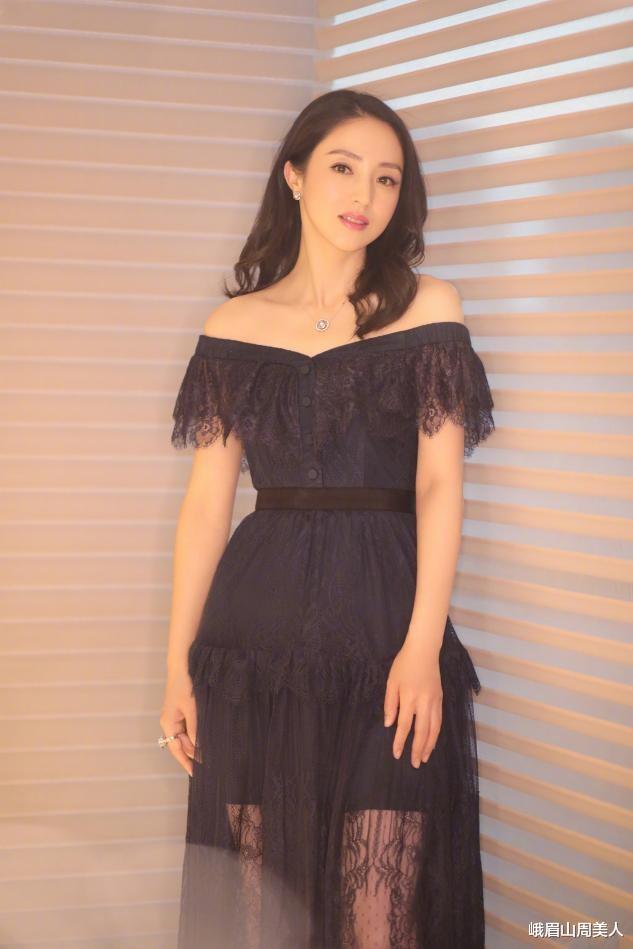 峨眉山周美人|42岁的董璇状态太好了,穿民国白婚纱晒自拍,精致优雅又迷人