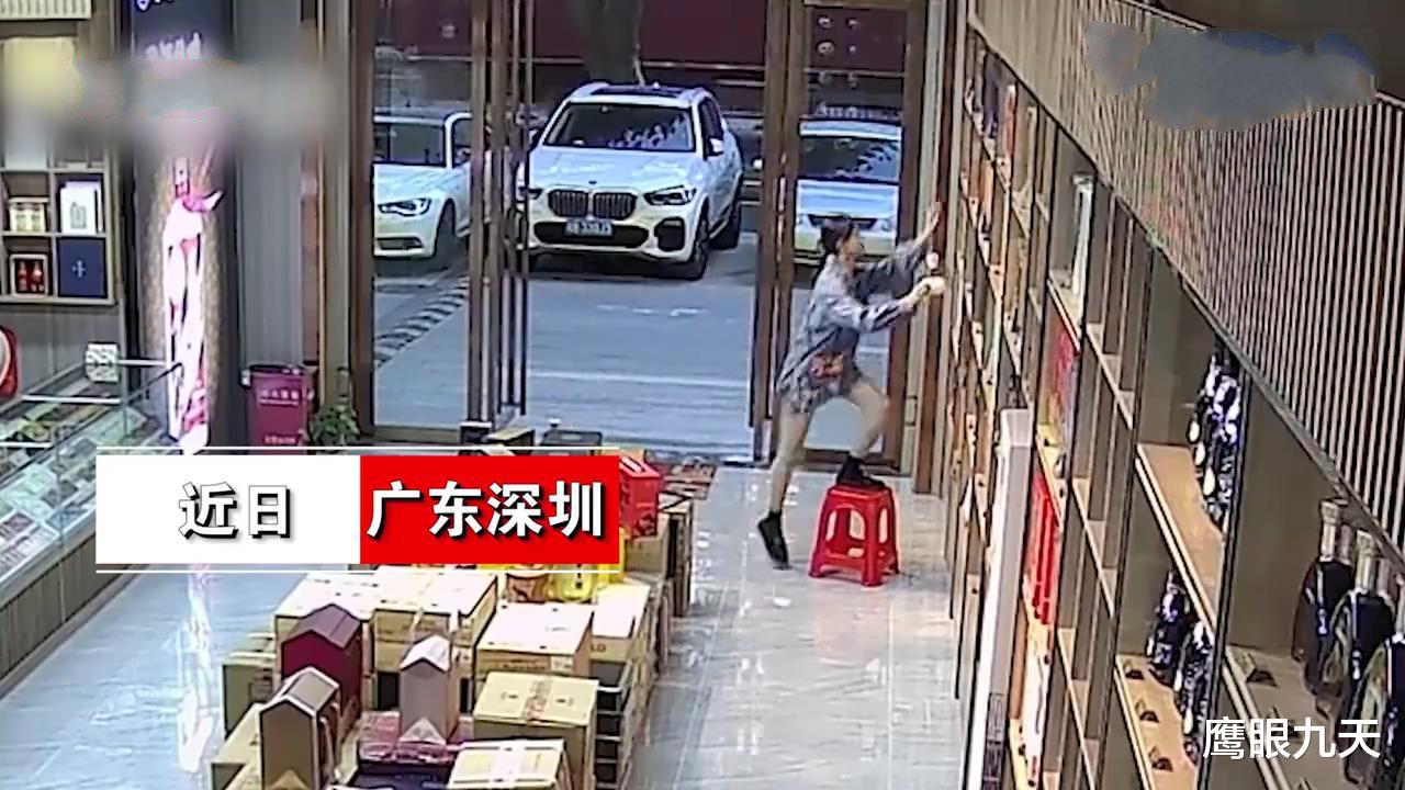 深圳女子遭遇惊险一幕,站在高处刚拿到酒,脚下凳子突然粉身碎骨