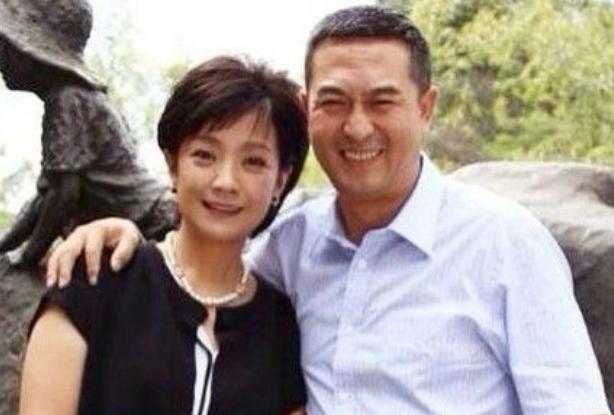 靳东|她因拍吻戏与富豪老公离婚，二婚嫁靳东被宠成公主，儿子帅出天际