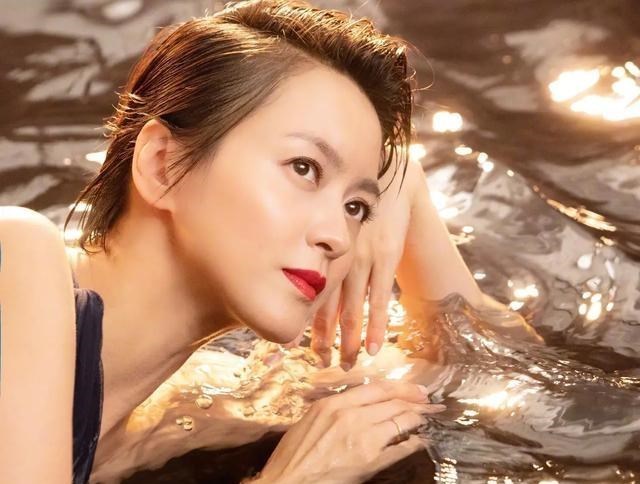 清浅微笑的我|梁咏琪这张照片美极了，不枉她泡在水里拍了那么久