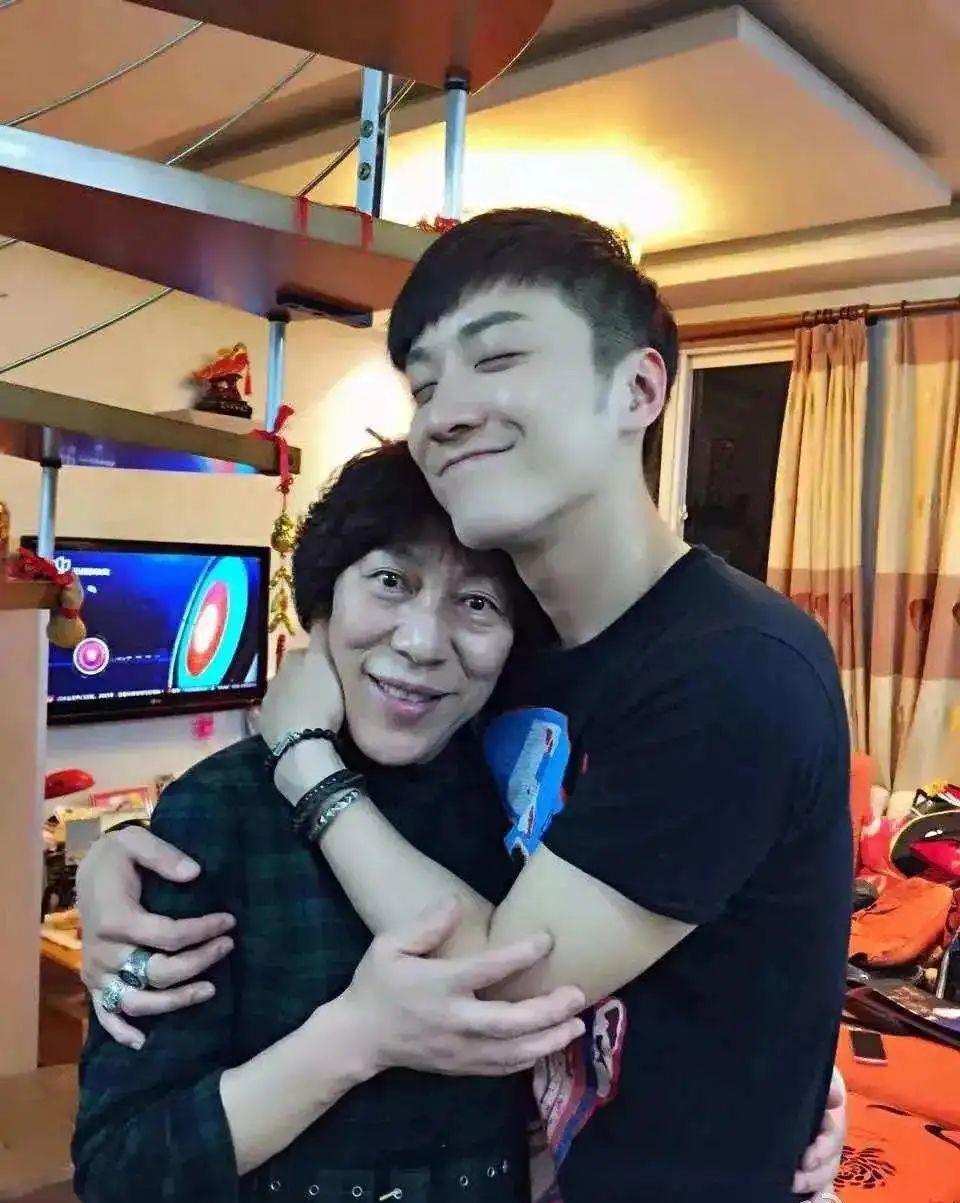 乔任梁|暴力还没停止！乔任梁去世5年后，他妈妈也出事了