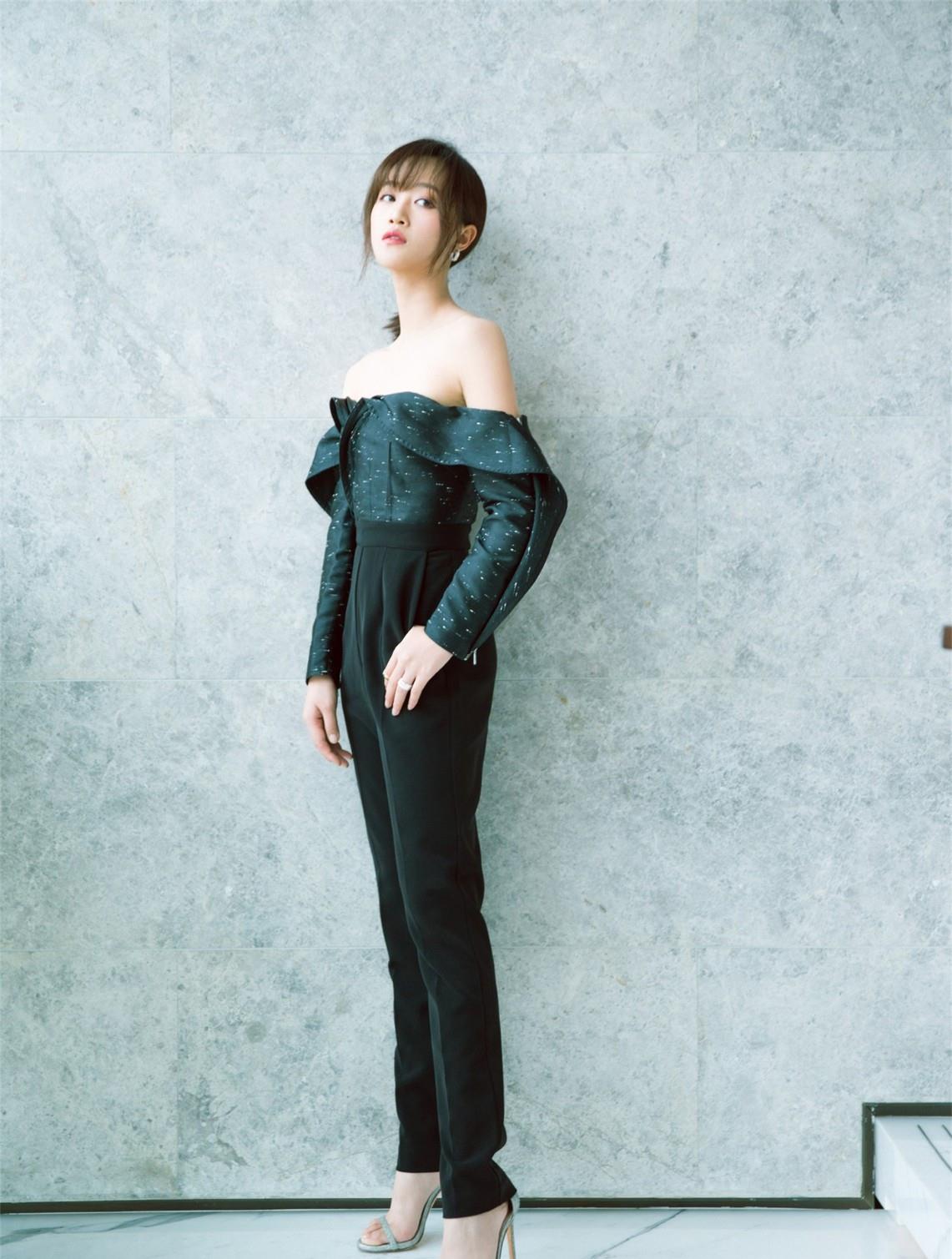 辰雪聊时尚|没想到蓝盈莹还是个腿精，穿“不规则”黑裙配T恤，时髦又显身材