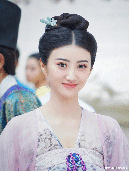 闫妮|女星割双眼皮如跨分水岭，没整好变“悲伤蛙”，成功则变气质美女