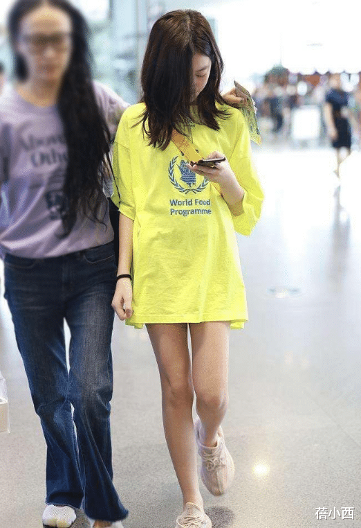 王菲|王菲带二女儿李嫣走机场,又现简约穿搭,李嫣比妈妈更“佛系”