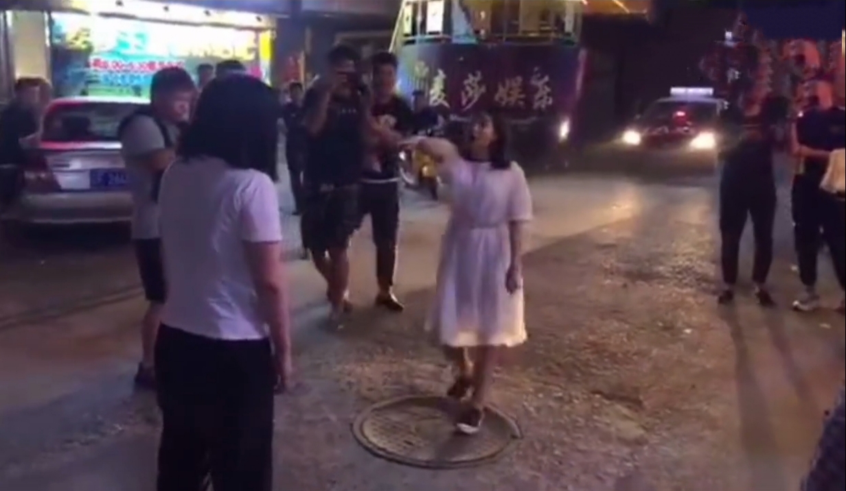 沃尔沃 辽宁丹东两美女街头打架，围观者鼓掌加油：不要停