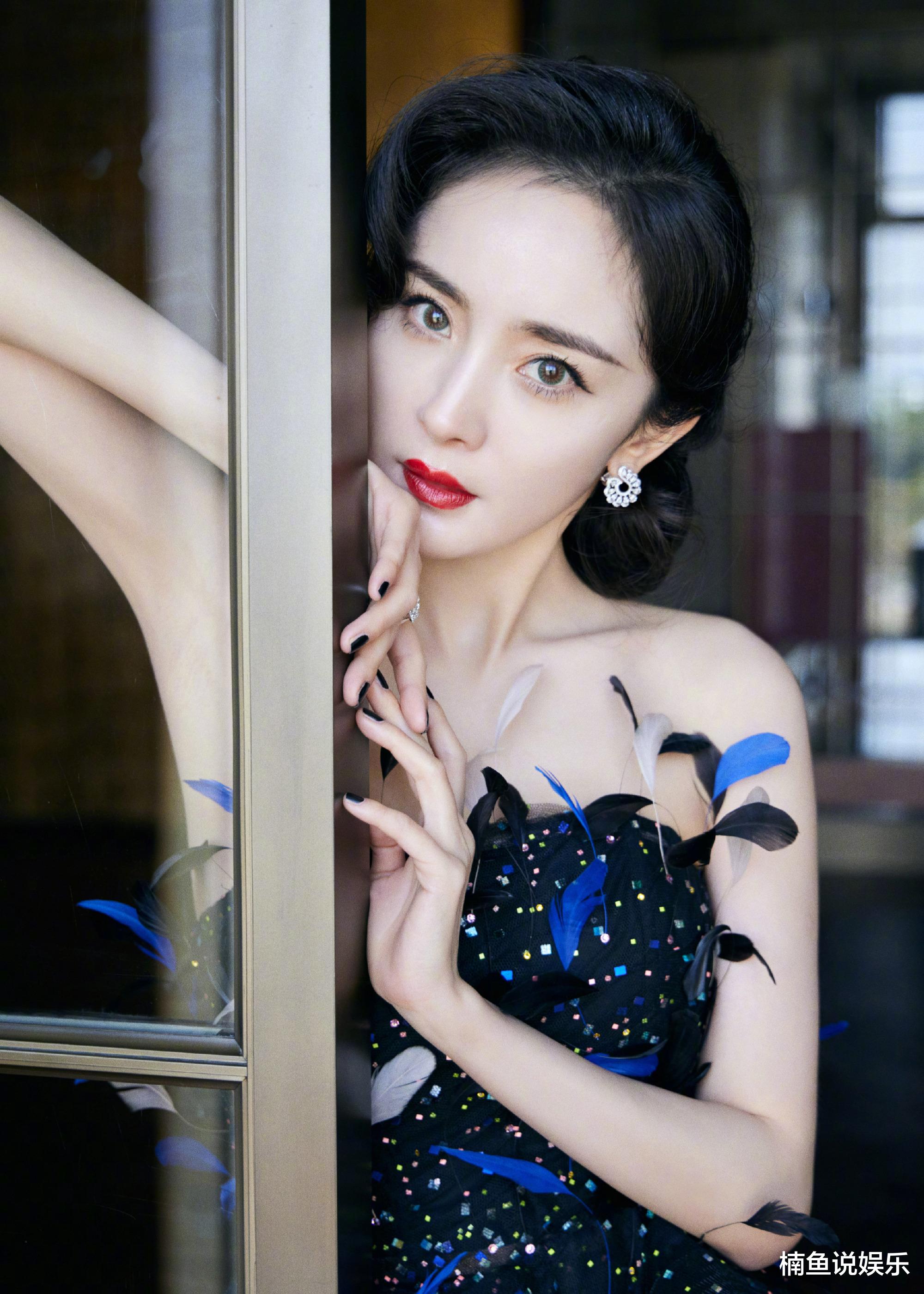 杨幂|杨幂气质好迷人，芭莎慈善夜内场造型宛如黑天鹅，尽显优雅气息