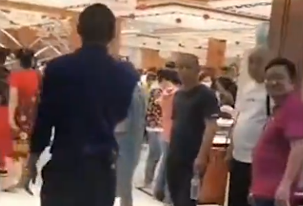 社会热点传播正能量 云南导游怼游客，称孩子没死就得购物，官方通报：已涉嫌犯罪