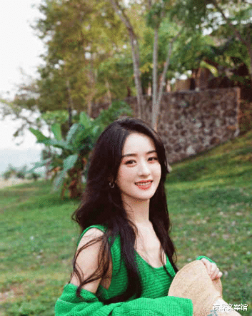 赵丽颖|赵丽颖机场饭拍，青春有活力