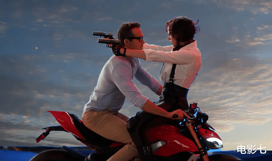 失控玩家|全片22个彩蛋，东拼西凑笑料，性感女神的新作，上映2天票房破亿