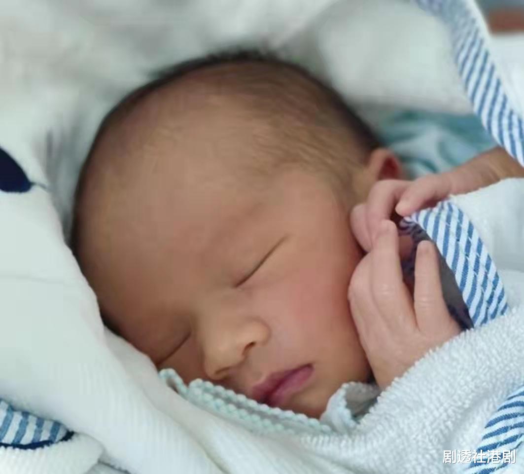 TVB|幸福一家三口！TVB知名女星儿子办百日宴，与爸爸同穿父子装超可爱