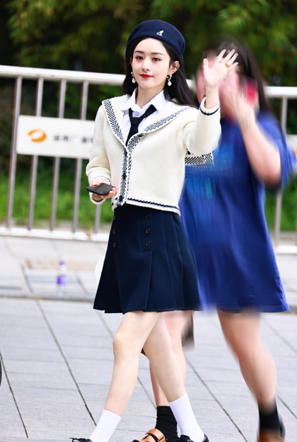 潮流搭配师甜甜|赵丽颖变身“清纯学姐”，穿校园风减龄可爱，看着好像未成年