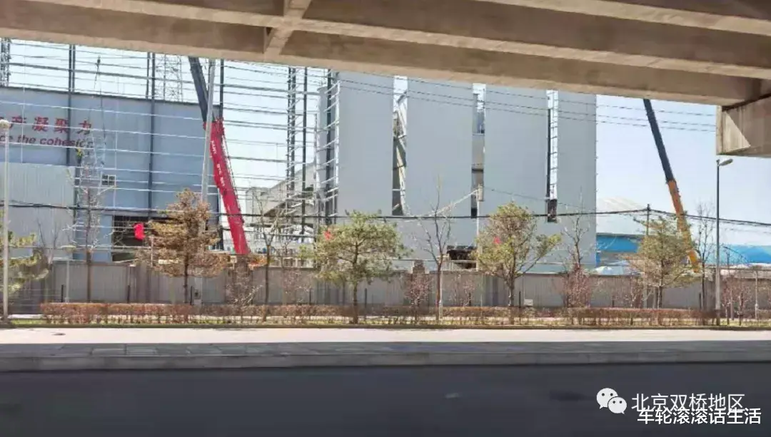 车轮滚滚话生活 广渠路旁混凝土搅拌站建起封闭车间大棚治理扬尘