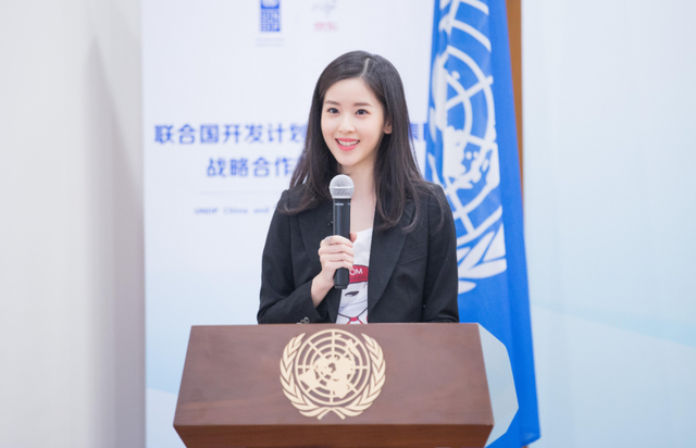 章泽天|只比刘强东大5岁的丈母娘多漂亮？照片曝光后，网友：我酸了