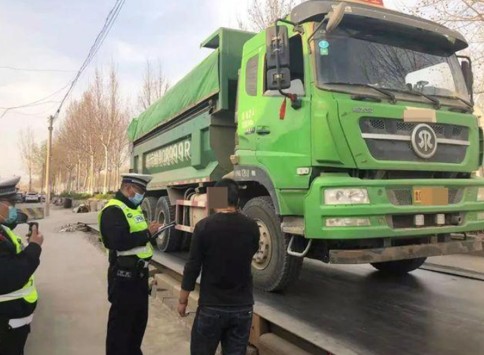 社情汇编 执法车一上路巡逻，违法货车就消失，多辆执法车上发现GPS跟踪器