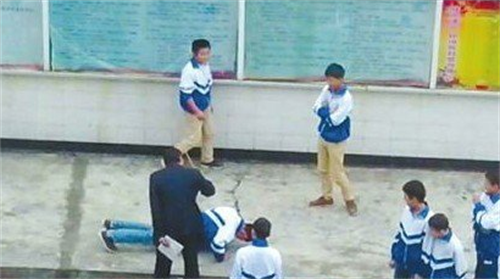 15岁男孩军训被老师打50分钟,照片惨不忍睹,对方曾想花钱私了