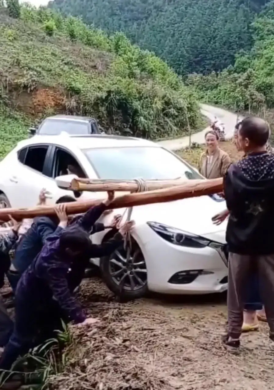 社哥见解 网友：太费华子烟了！表妹新买的一辆小车刚走到村口，就开进沟里去了！