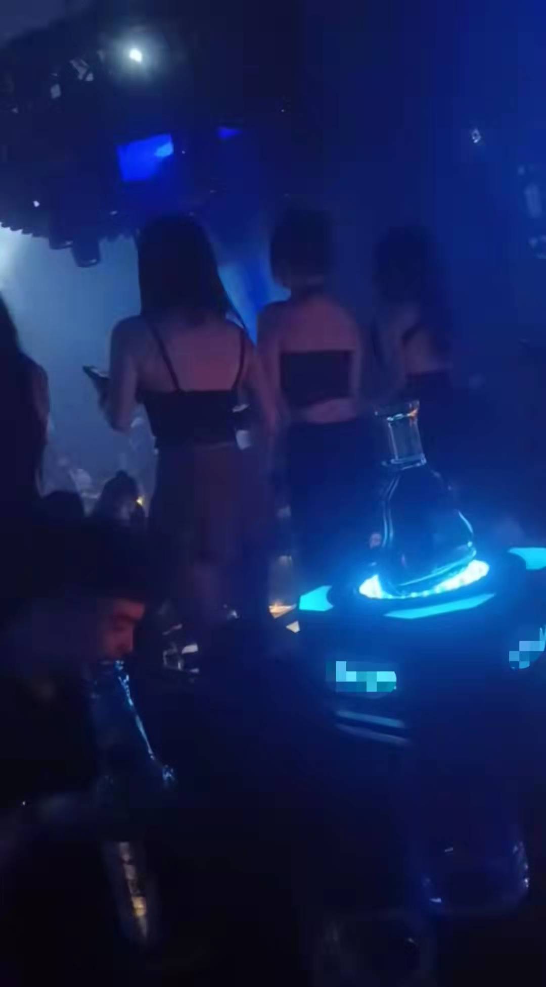 终于知道酒吧很多年轻小姐姐的资金来源了!