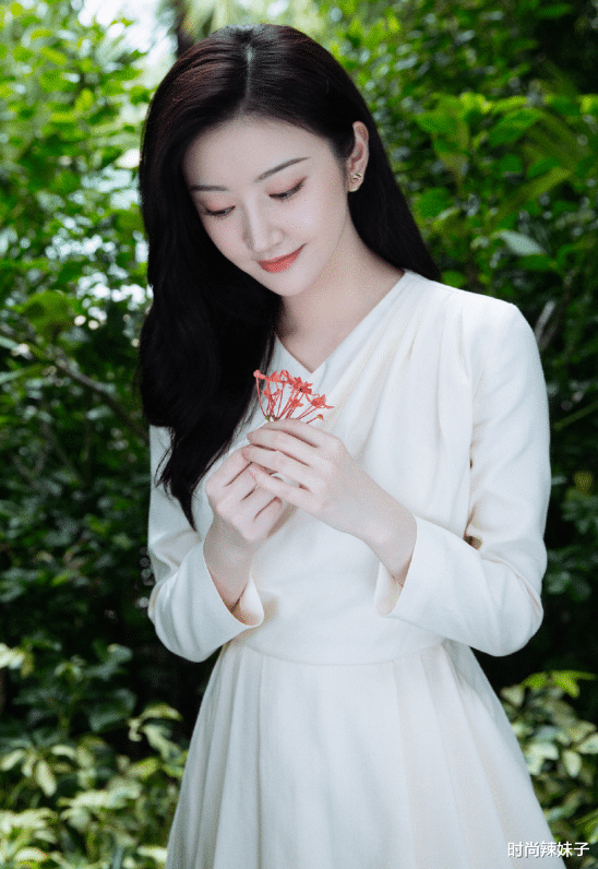 景甜|景甜靠“富贵身材”走红？当她穿束腰裙后，真心为张继科后悔