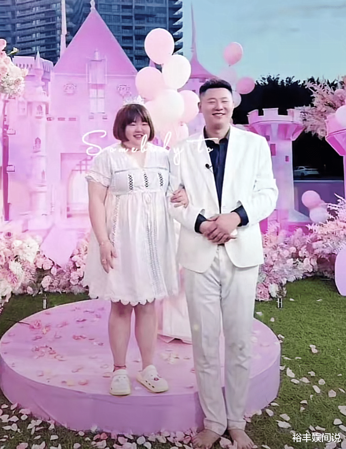 官宣|恭喜！网红“达西”妻子疑怀孕，悄悄点赞网友评论，含蓄传达喜讯