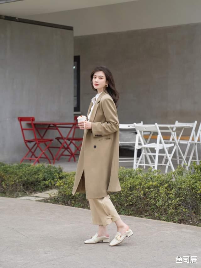 鱼司辰|穿上秋天的第一件大衣,搭配牛仔裤更实在,保暖又时尚,好美
