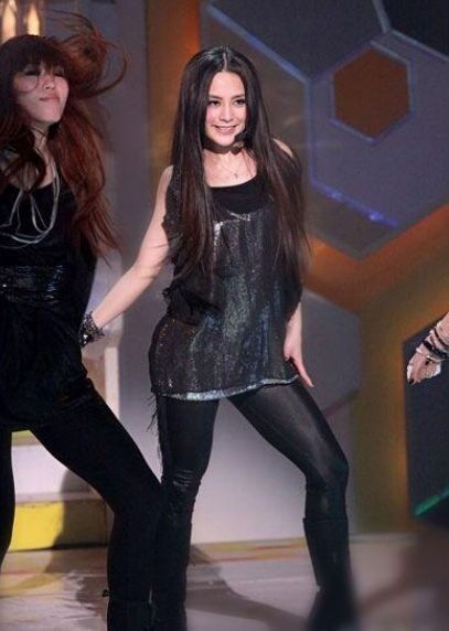 娱乐圈|分手后才得知怀孕，为了女儿戒掉烟瘾，现在半个娱乐圈都是她的！