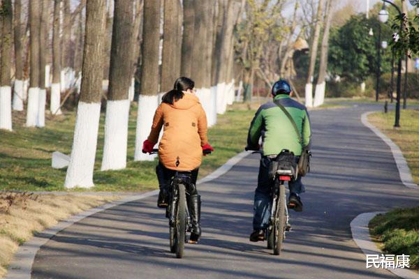 运动|45岁后，坚持每天夜跑5公里的人，身体如何？对比一看，差距不小