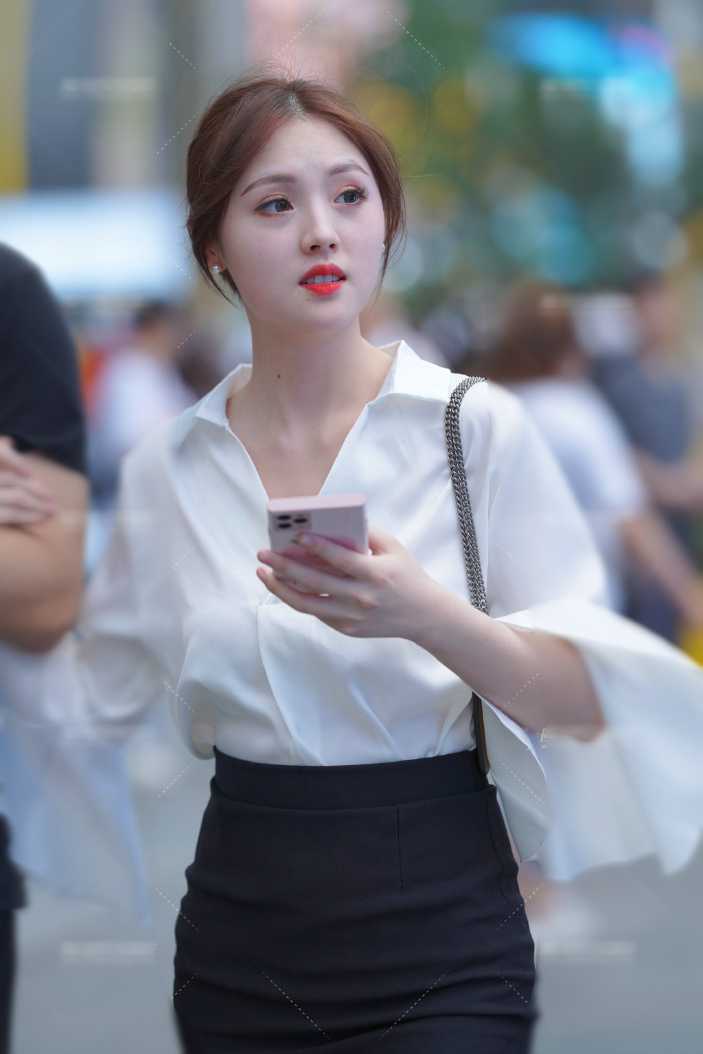 我亦飘零 开叉的长裙总是深受成熟女性喜欢，这种走起路来让自己飘逸又时尚