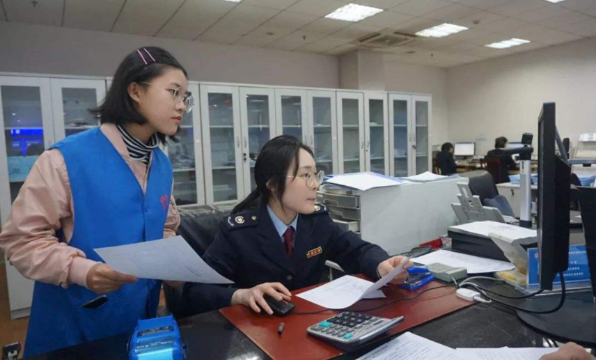 培训机构|研究生晒“税务局”工资，老师看后羡慕不已，难怪考公如此激烈