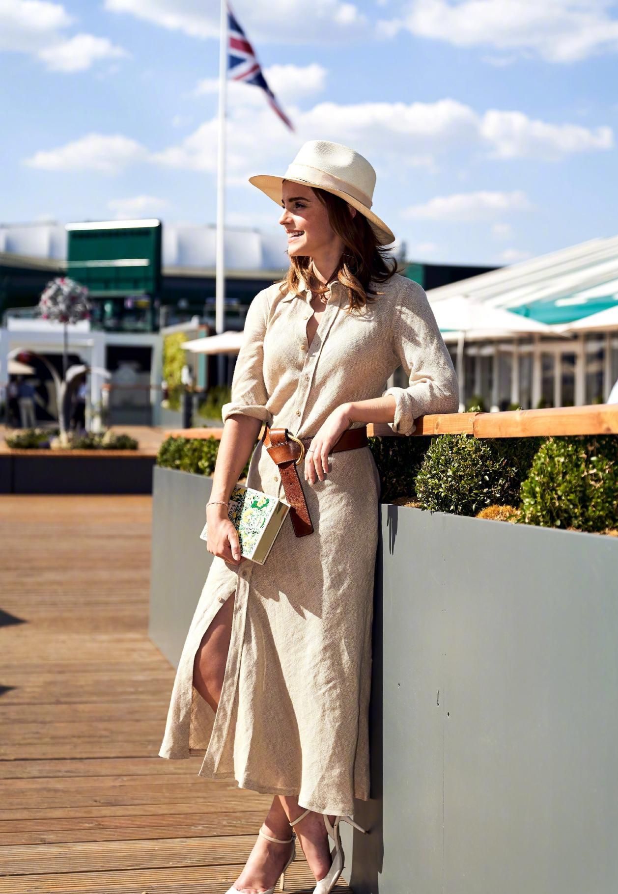 |艾玛久违走红毯，露背婚纱造型美翻了，妆容素淡也能轻松slay全场