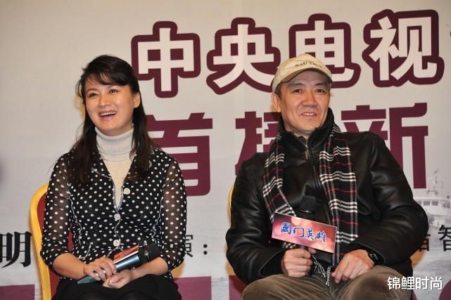 穿衣搭配|李幼斌二婚妻子知性又温柔，灰色镂空裙穿出女人味，低马尾超耐看