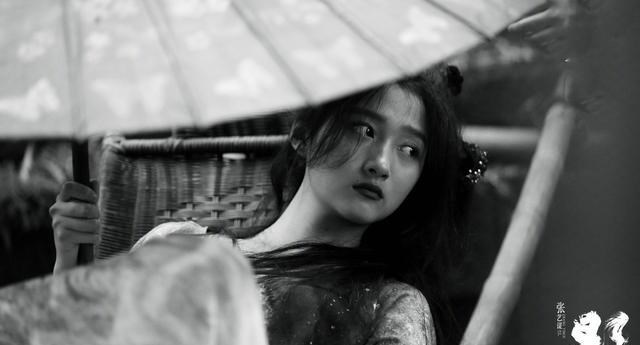 胡小小乖|个顶个的好资源,“京圈格格”关晓彤为何还没有大红大紫呢?