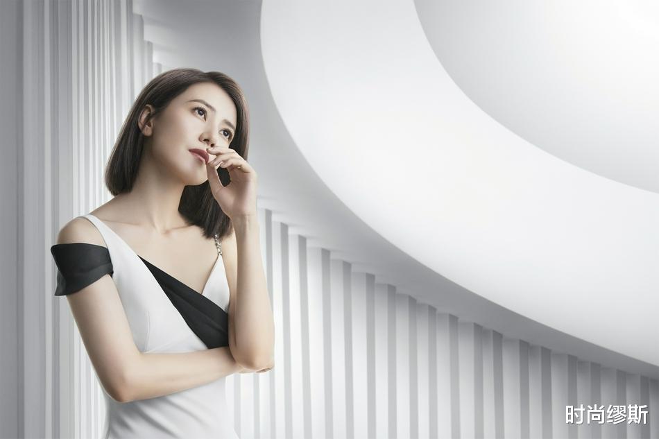 时尚缪斯|高圆圆久违露面,驾驭三七分“一刀切”无压力,气质让她难以低调