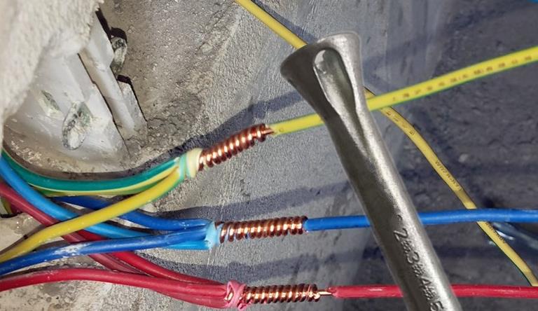 发现水电工把电线和地暖私自在中间做接头，赶紧换人，否则很严重