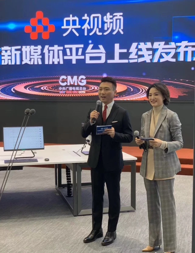 时尚风行派|职场风穿搭光有严肃感怎么够!跟董卿学挑选单品技巧,轻松变女神