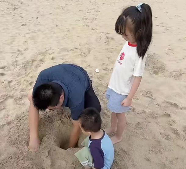 沙滩 威威心情越来越好，携全家沙滩游，网友：一家人幸福的样子