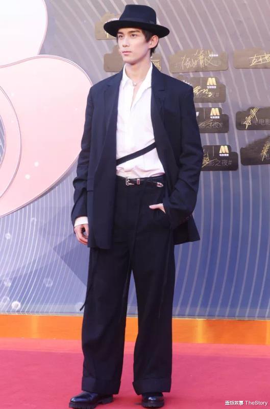 粉色|明星造型“尴尬史”：有人像荷包蛋，有人丑似女巫，有人老10岁