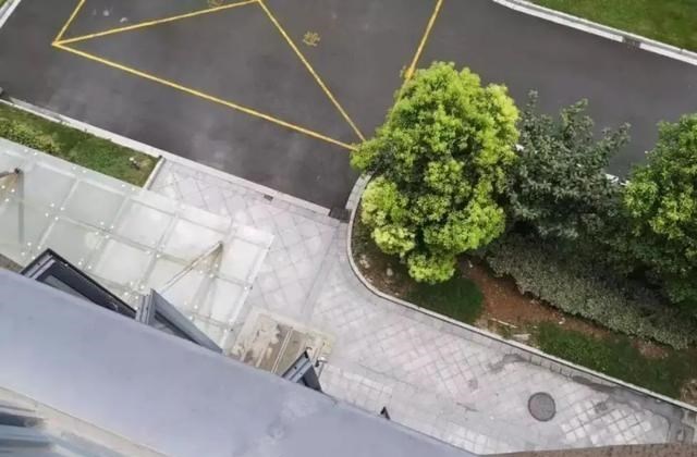 小佳妈咪 趁孩子熟睡，爸爸迅速下楼取快递，回来后却发现，孩子从15楼坠落