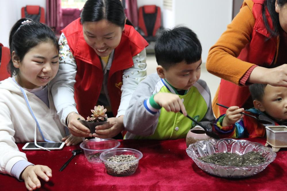 公益潇湘 白沙洲街道社工站开展“亲植绿意传风尚”活动