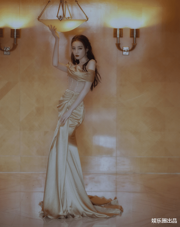 迪丽热巴|迪丽热巴拍大片胆真肥，啥衣服就敢往外穿，围脖也能穿出美感