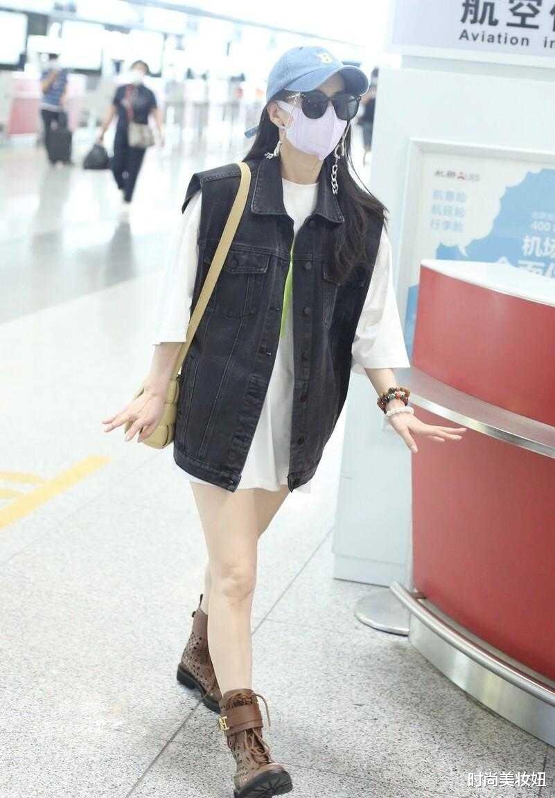 时尚美妆妞|黄圣依真不像“阔太”,穿牛仔马甲配T恤玩下衣失踪,洋气减龄