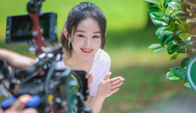 赵丽颖|赵丽颖工作室发布颖宝营业照，白衬衫蓝牛仔，青春美貌似高中生