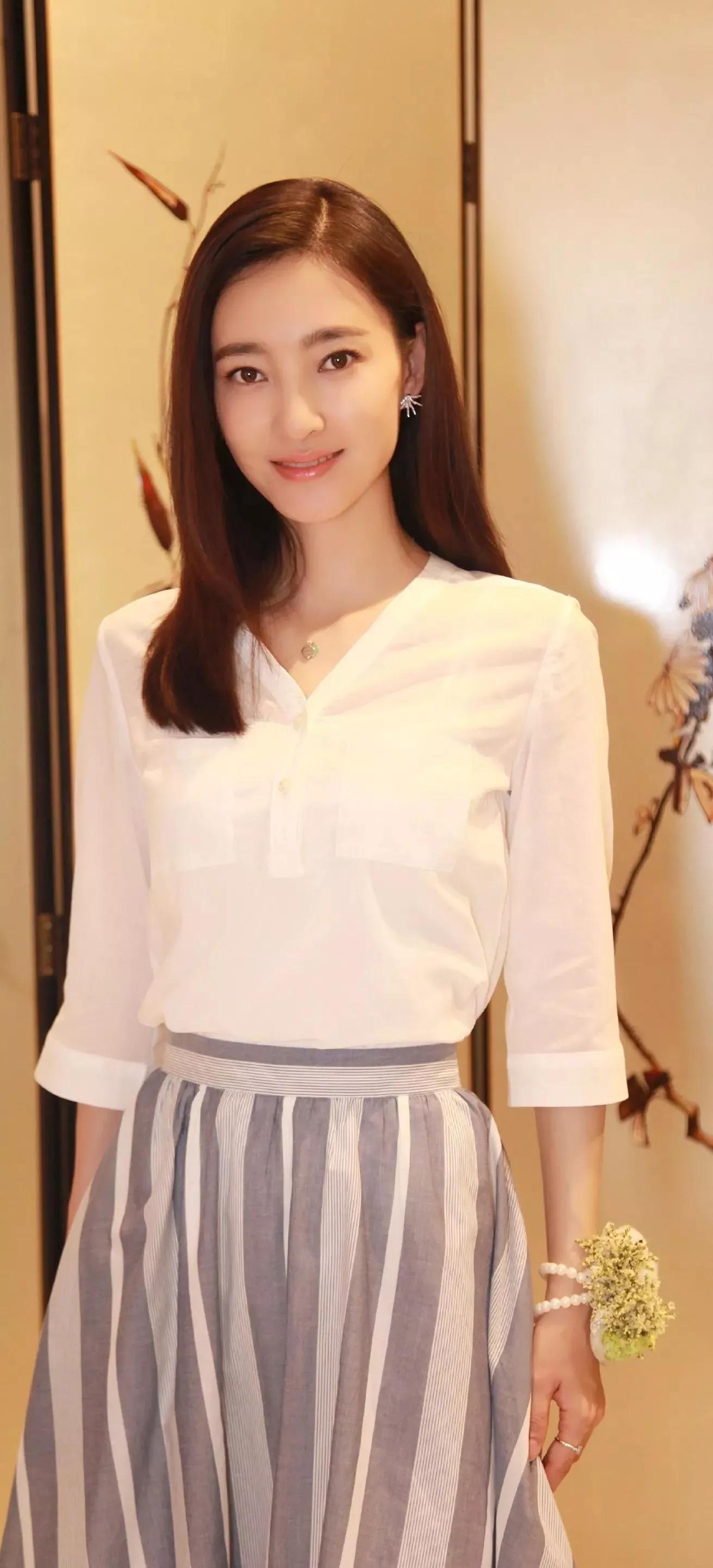 王丽坤|素颜女神王丽坤高清壁纸写真，一点淡妆就让人目不转睛