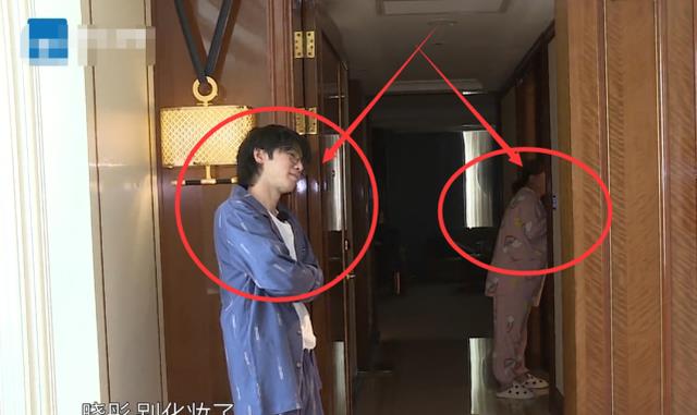 关晓彤|关晓彤还在睡觉，贾玲拉着华晨宇闯入，花花的站姿是对妹妹的尊重