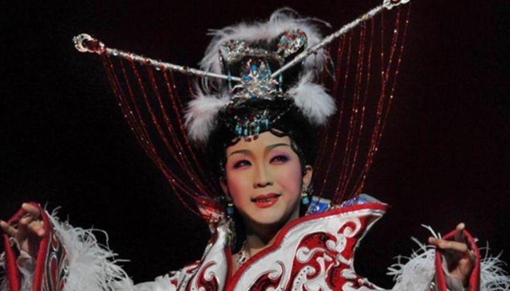 熊黛林|父亲去世3年，李玉刚雪中跪拜不忘洒雪，真想念还是在摆拍？