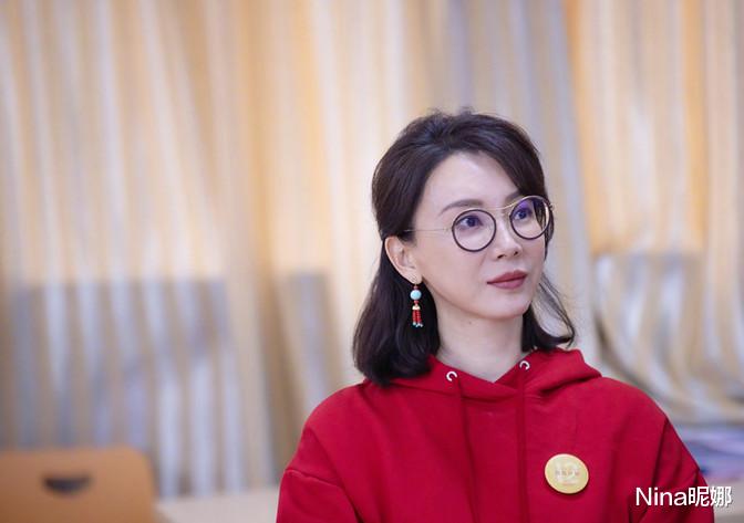 Nina昵娜|陈数一家三口罕见合体！继子露正脸像妈，她穿T恤全家共戴眼镜太默契