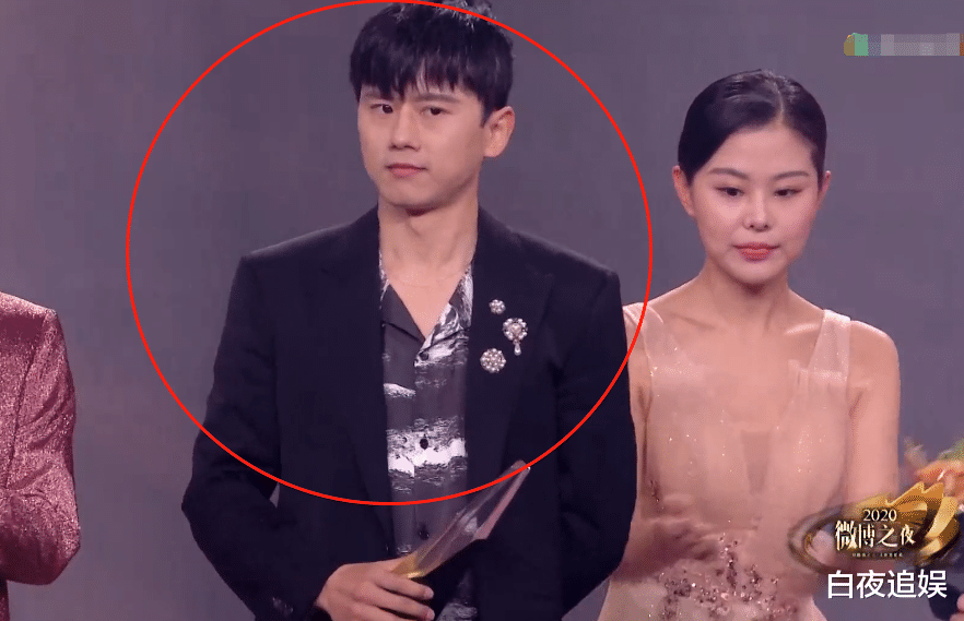 王俊凯|王俊凯“微博之夜”身高引热议，跟鹿晗张杰同框，真有180cm？