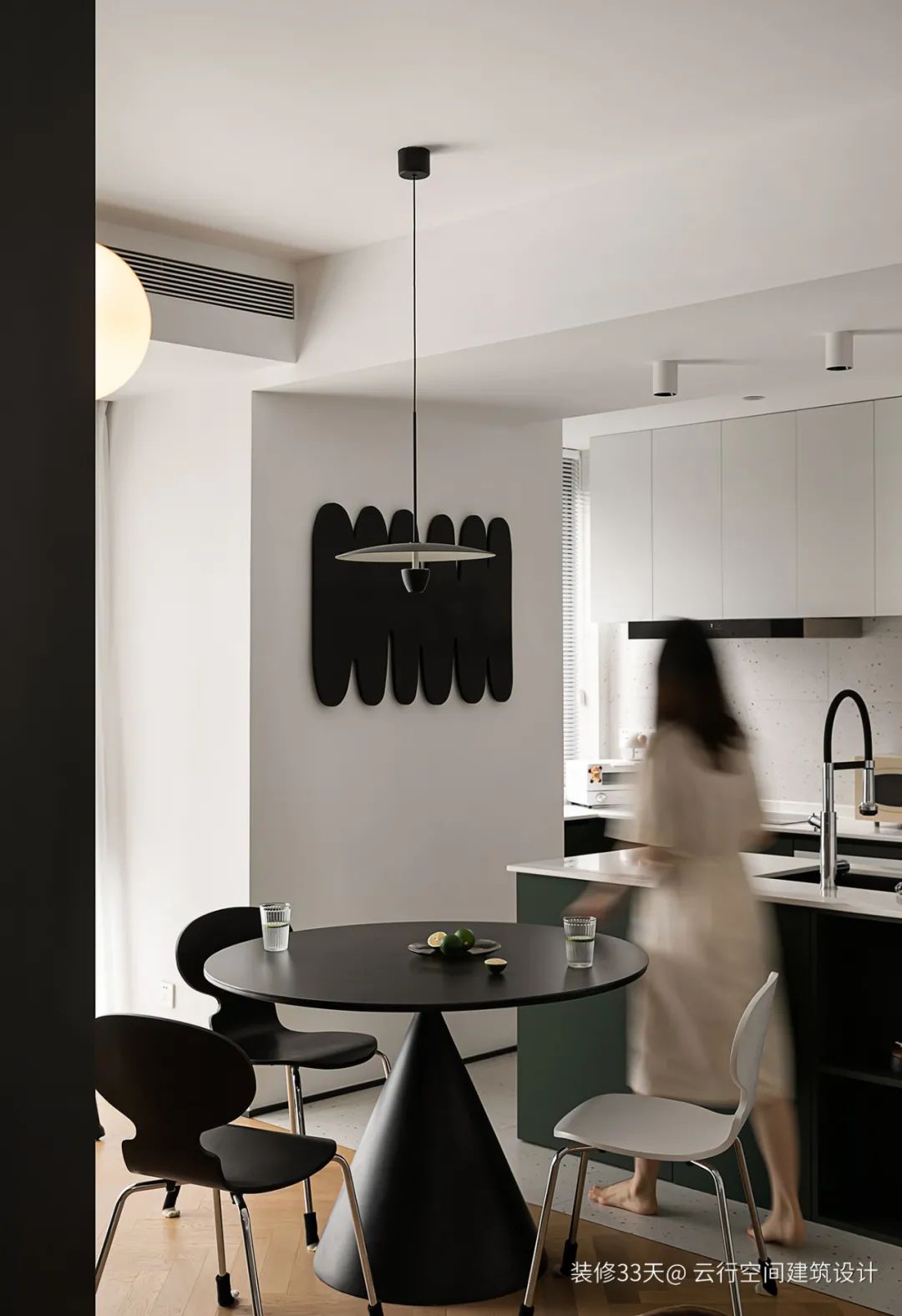 装修设计：阳台隔出一间房，75平刚需颜值两居