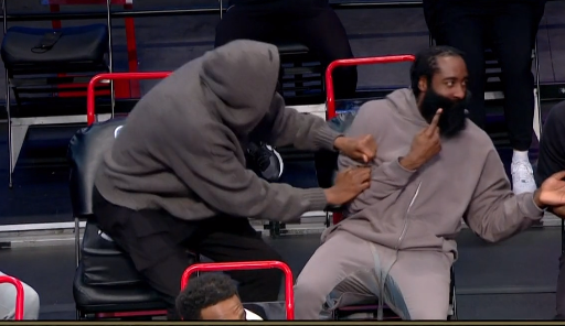 詹姆斯·哈登|104秒7分1助！阿德首秀點燃替補席，歐文咧嘴大笑，杜蘭特哈登瘋狂慶祝